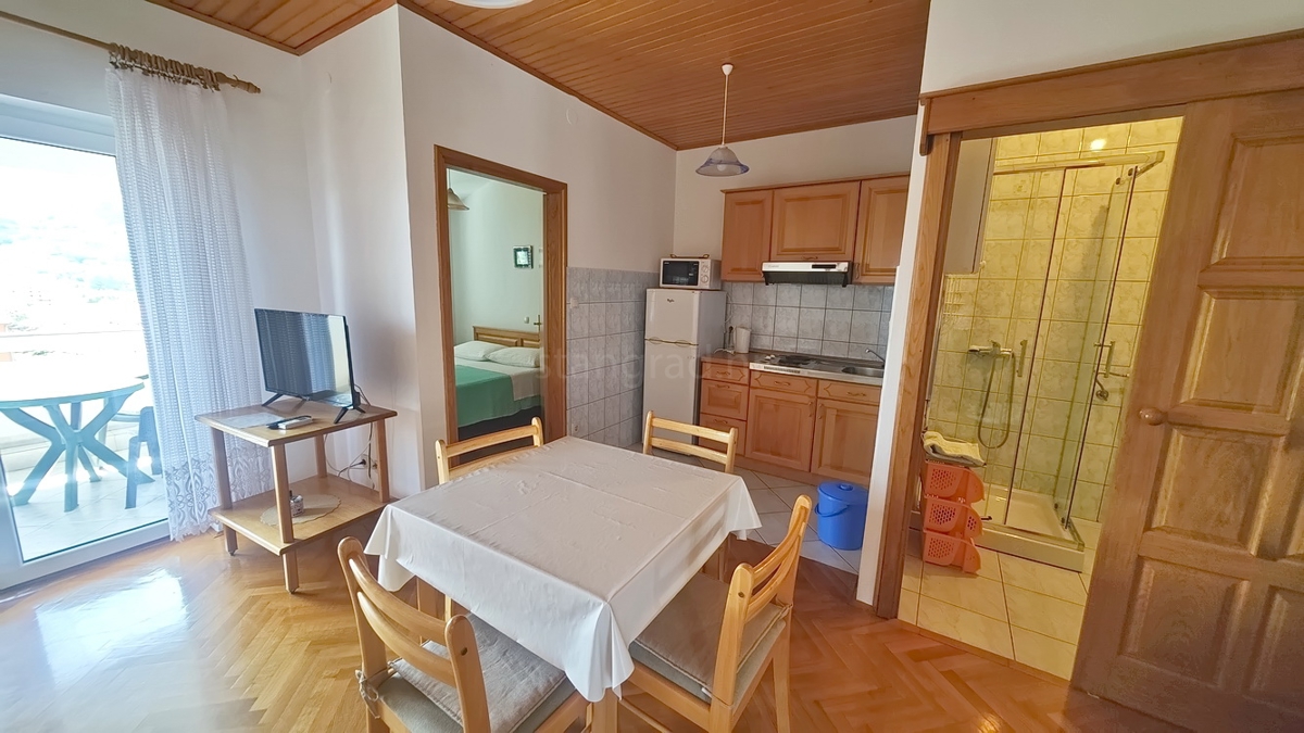 Baška, casa bifamiliare con 4 appartamenti vicino al mare!