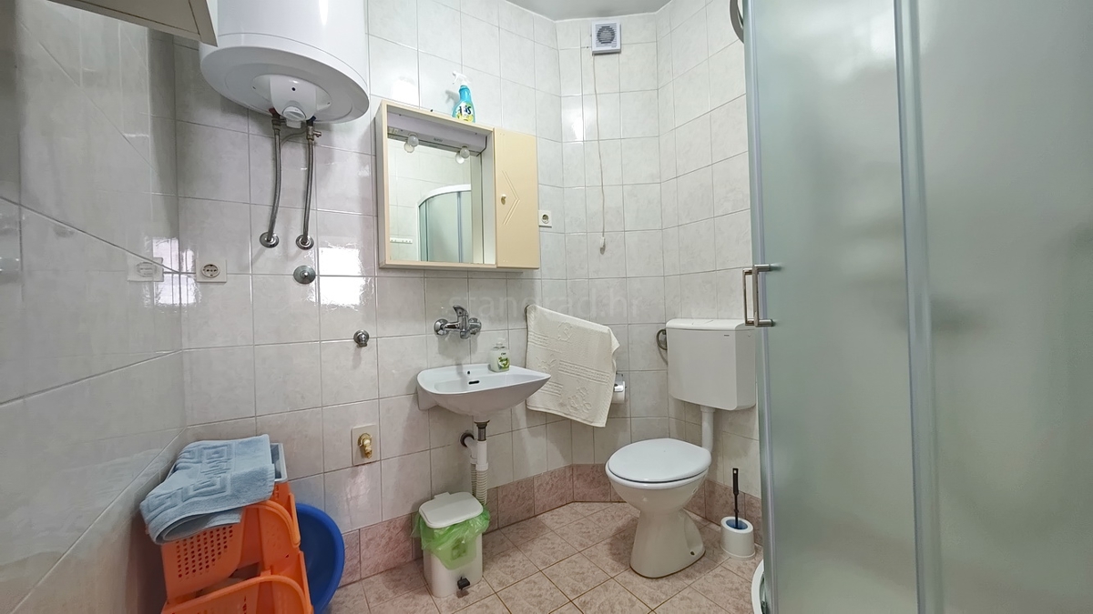 Baška, casa bifamiliare con 4 appartamenti vicino al mare!