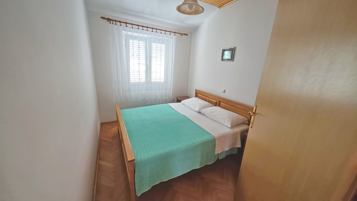 Baška, casa bifamiliare con 4 appartamenti vicino al mare!