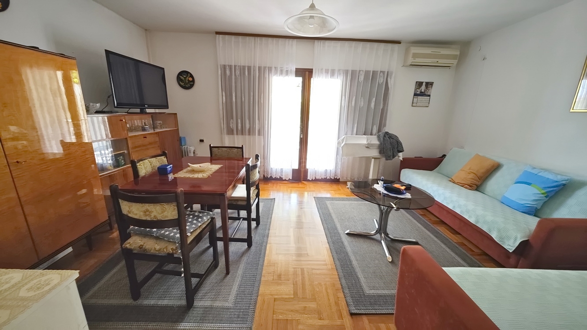 Baška, casa bifamiliare con 4 appartamenti vicino al mare!