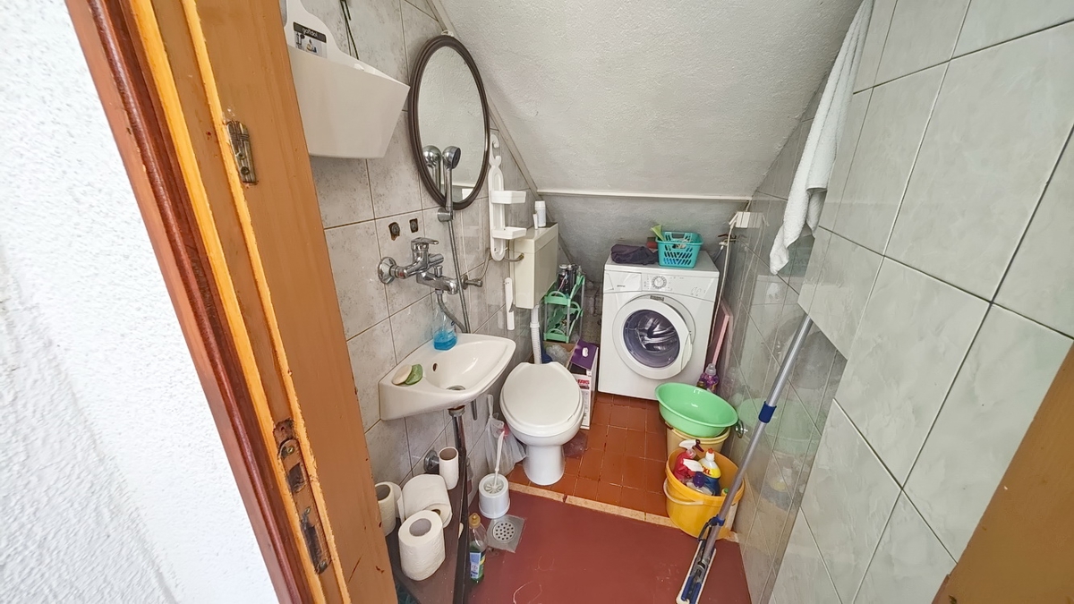 Baška, casa bifamiliare con 4 appartamenti vicino al mare!