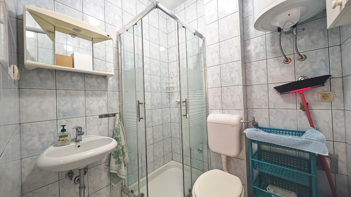 Baška, casa bifamiliare con 4 appartamenti vicino al mare!