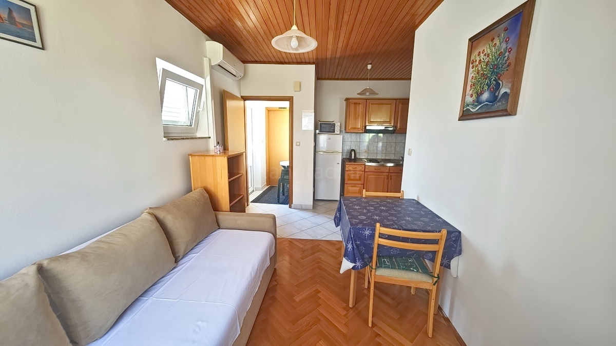 Baška, casa bifamiliare con 4 appartamenti vicino al mare!