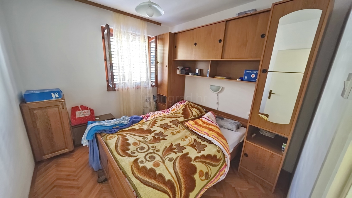 Baška, casa bifamiliare con 4 appartamenti vicino al mare!