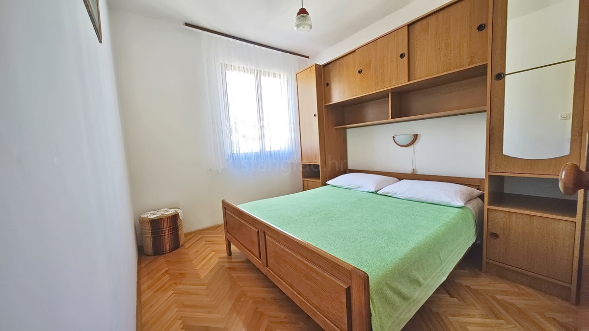 Baška, casa bifamiliare con 4 appartamenti vicino al mare!