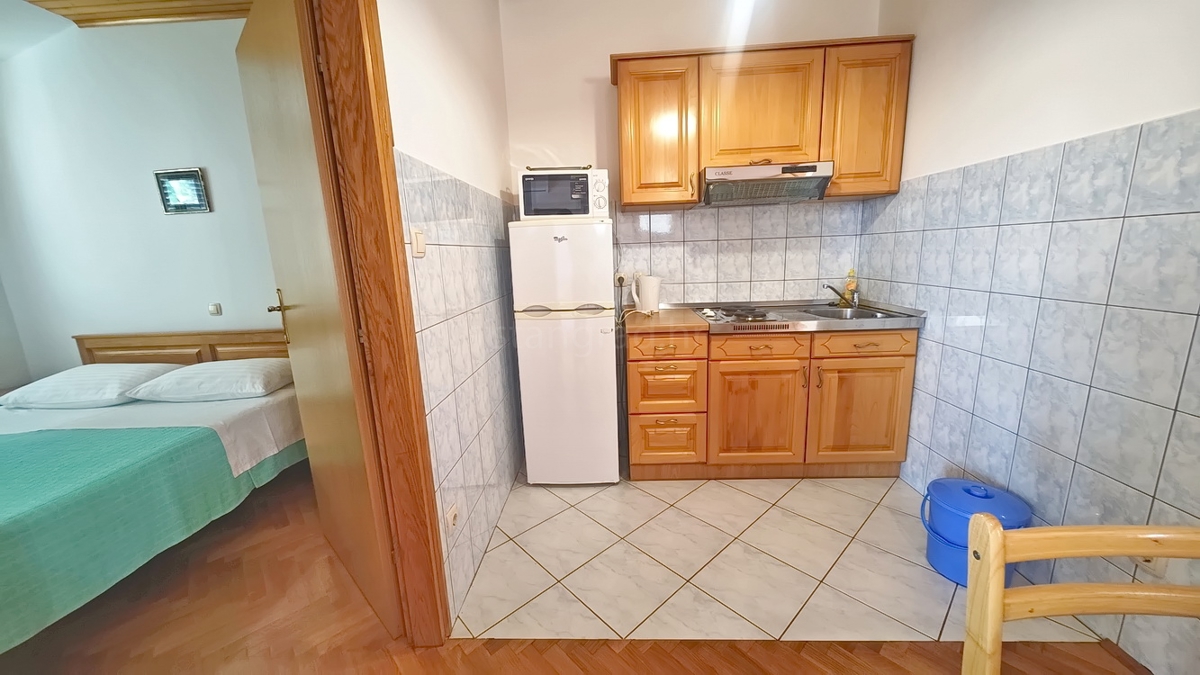 Baška, casa bifamiliare con 4 appartamenti vicino al mare!