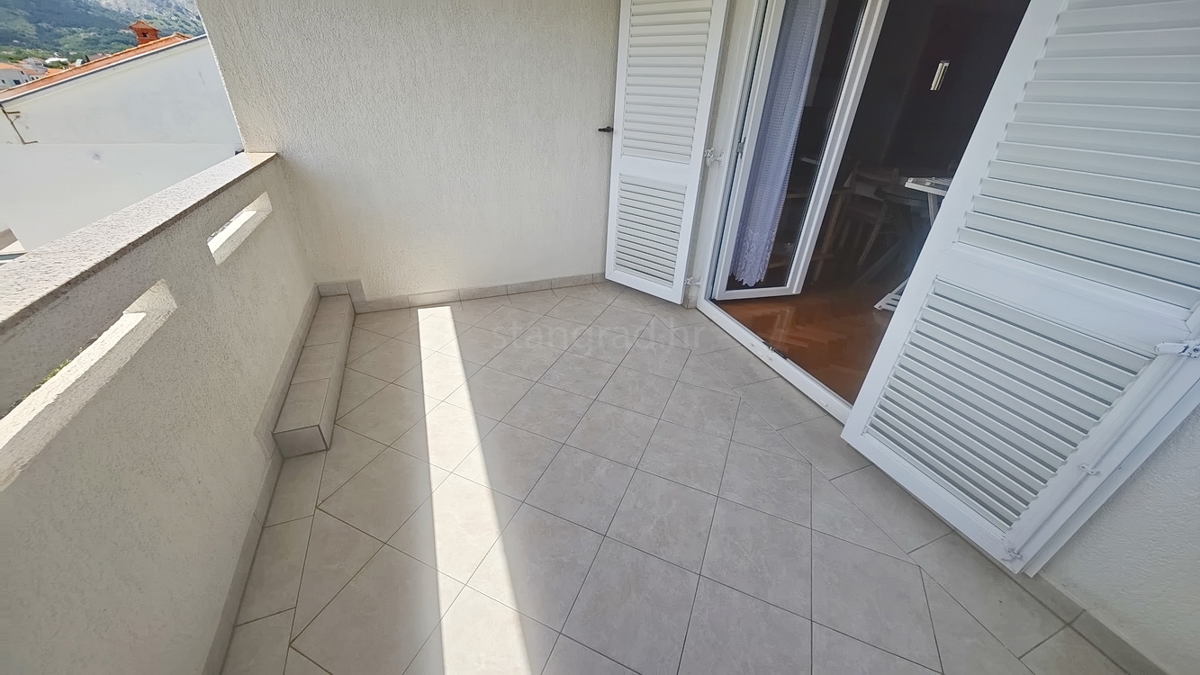 Baška, casa bifamiliare con 4 appartamenti vicino al mare!