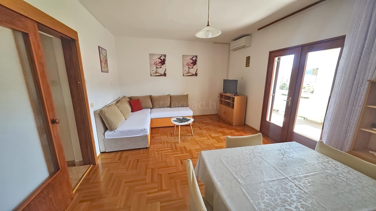 Baška, casa bifamiliare con 4 appartamenti vicino al mare!