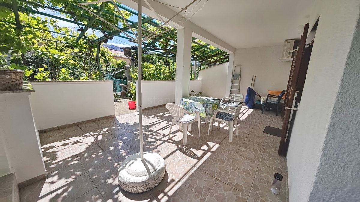 Baška, casa bifamiliare con 4 appartamenti vicino al mare!