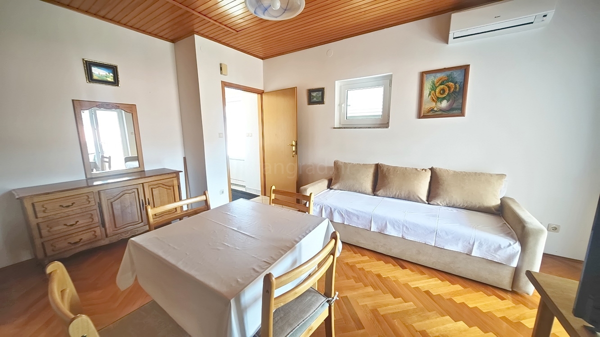 Baška, casa bifamiliare con 4 appartamenti vicino al mare!