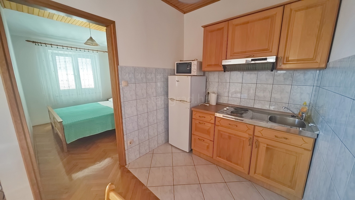 Baška, casa bifamiliare con 4 appartamenti vicino al mare!