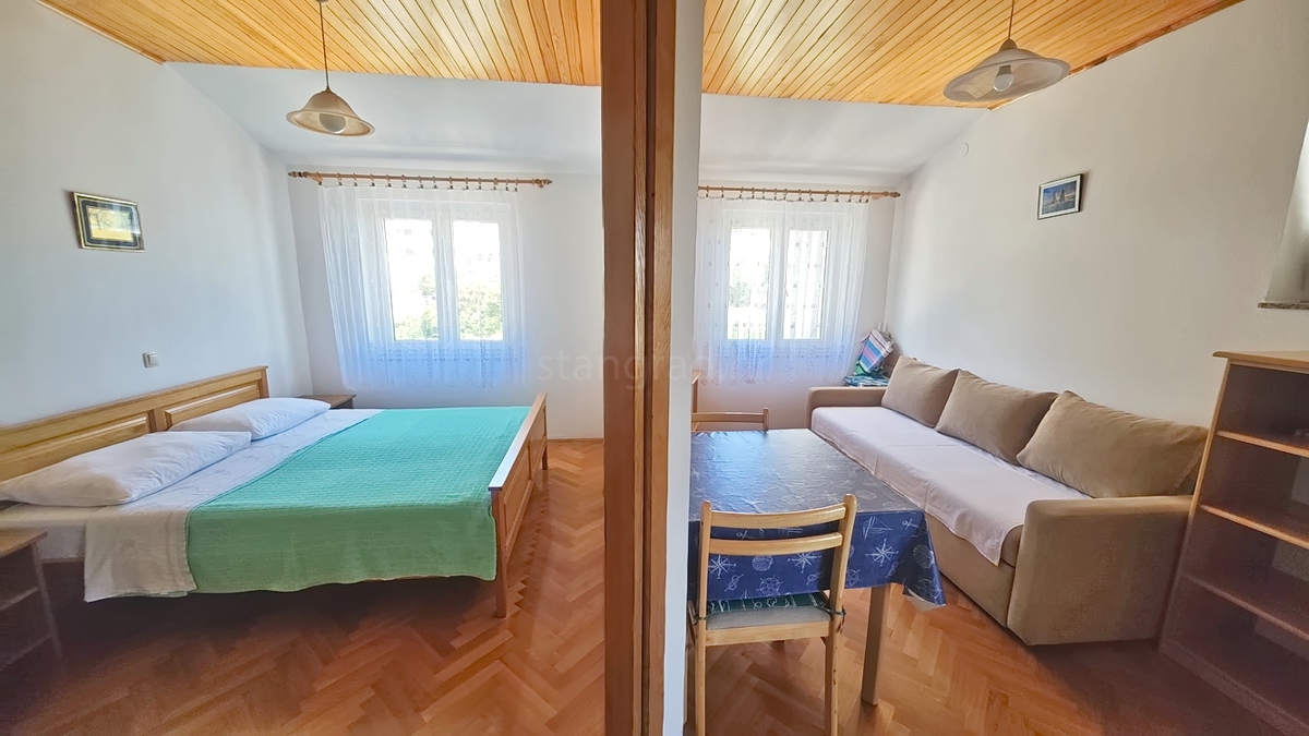 Baška, casa bifamiliare con 4 appartamenti vicino al mare!