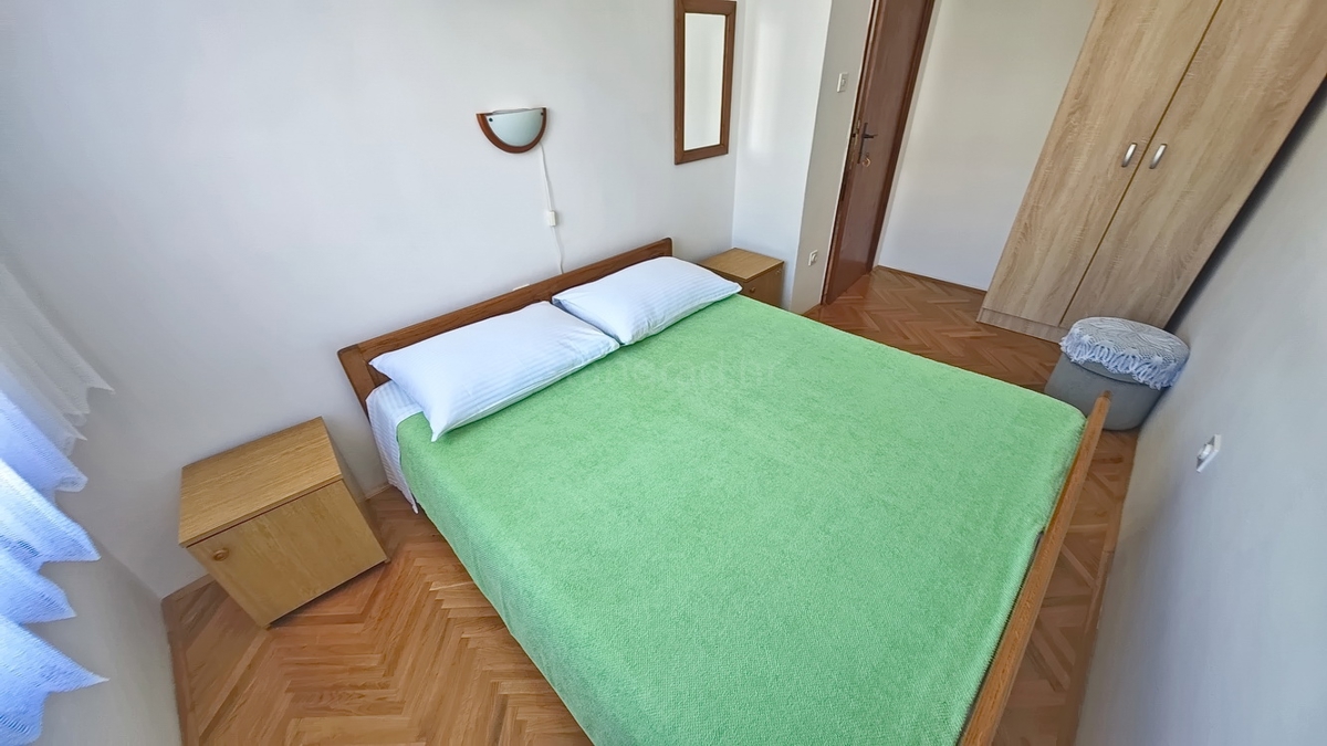 Baška, casa bifamiliare con 4 appartamenti vicino al mare!