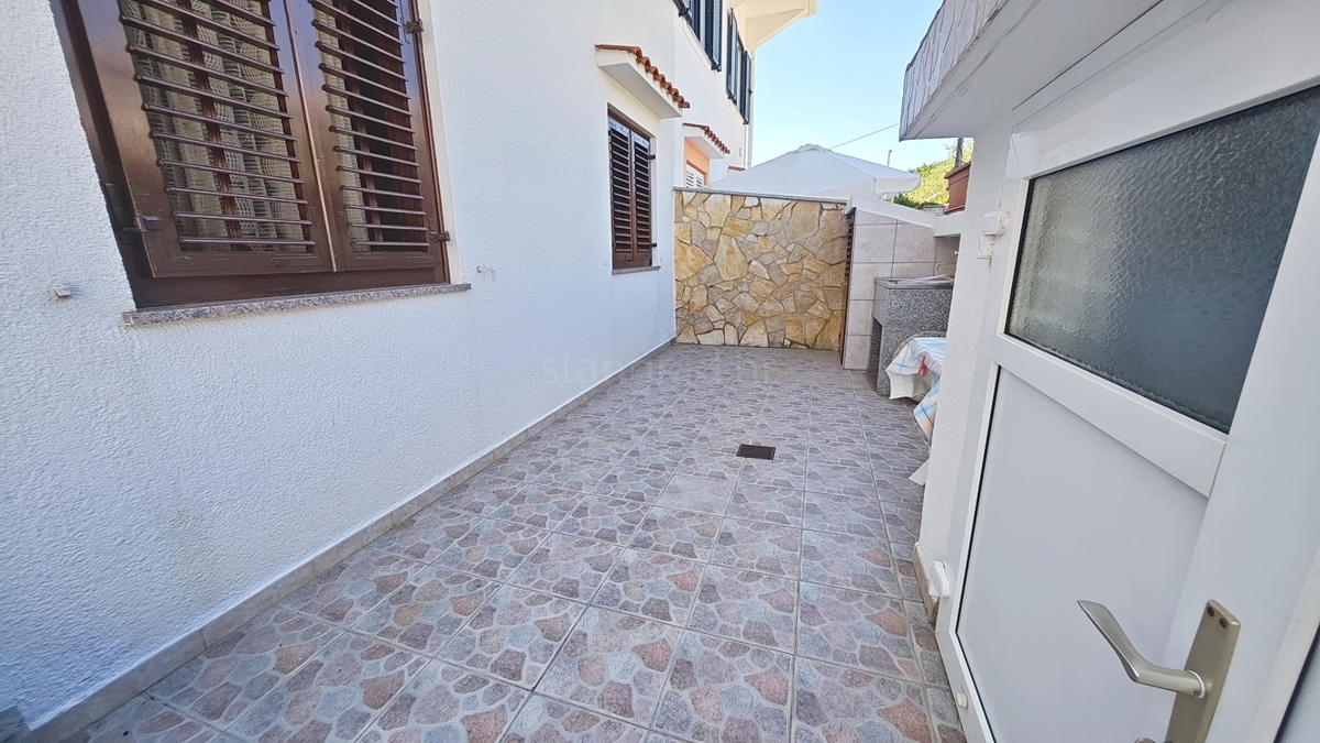 Baška, casa bifamiliare con 4 appartamenti vicino al mare!