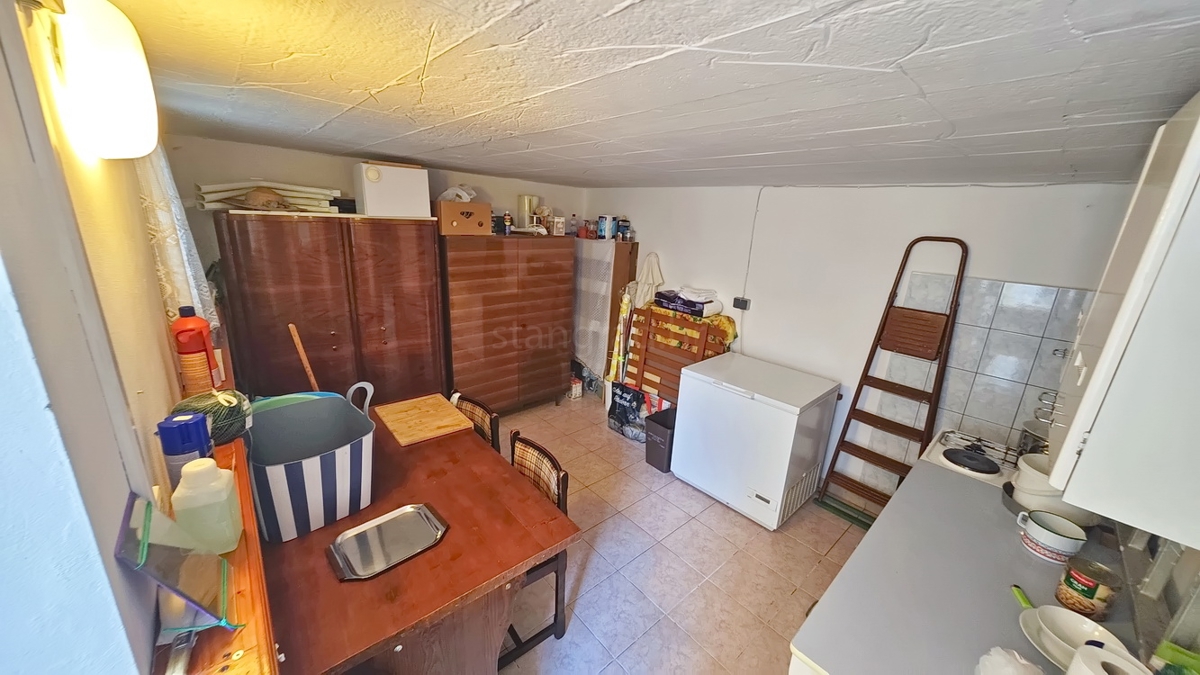 Baška, casa bifamiliare con 4 appartamenti vicino al mare!