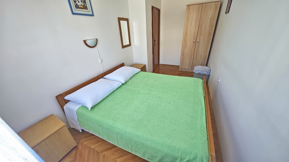 Baška, casa bifamiliare con 4 appartamenti vicino al mare!