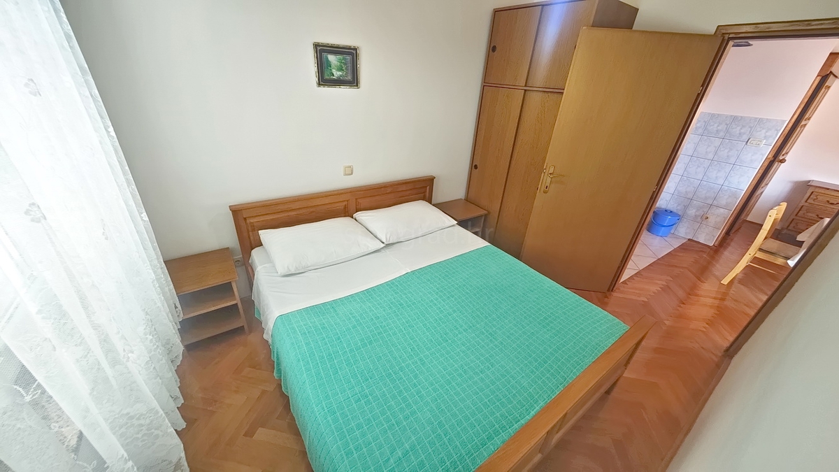 Baška, casa bifamiliare con 4 appartamenti vicino al mare!