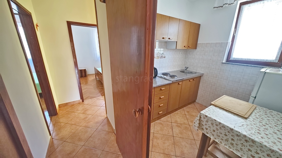 Baška, casa bifamiliare con 4 appartamenti vicino al mare!