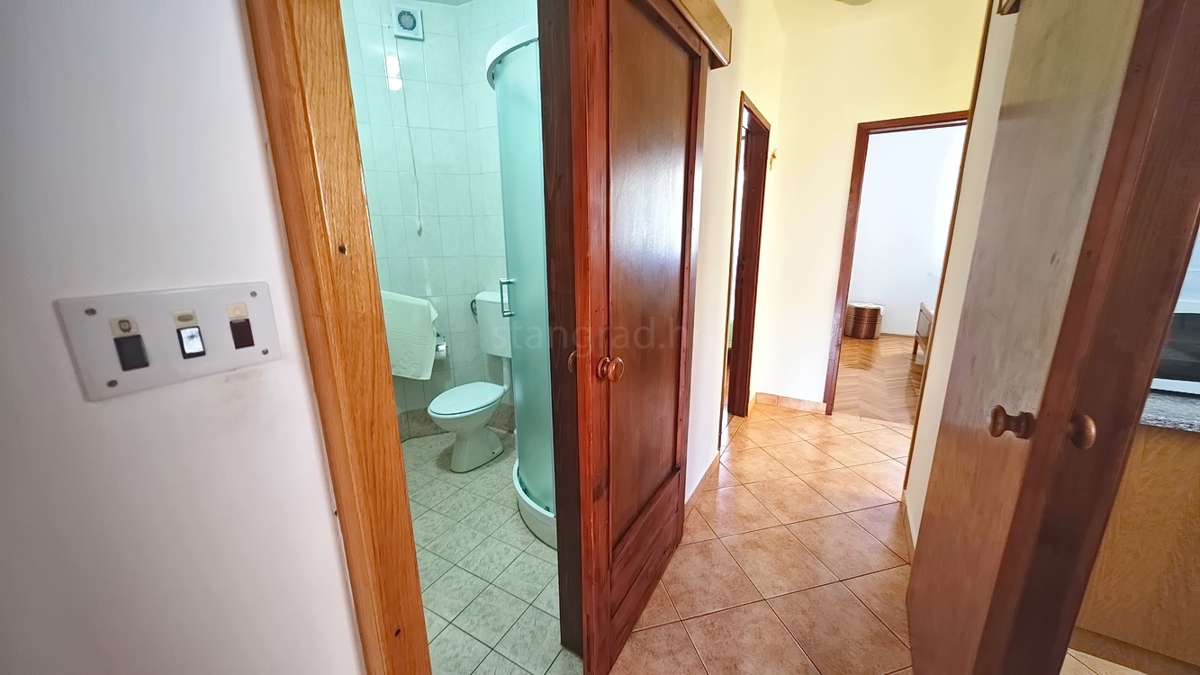 Baška, casa bifamiliare con 4 appartamenti vicino al mare!