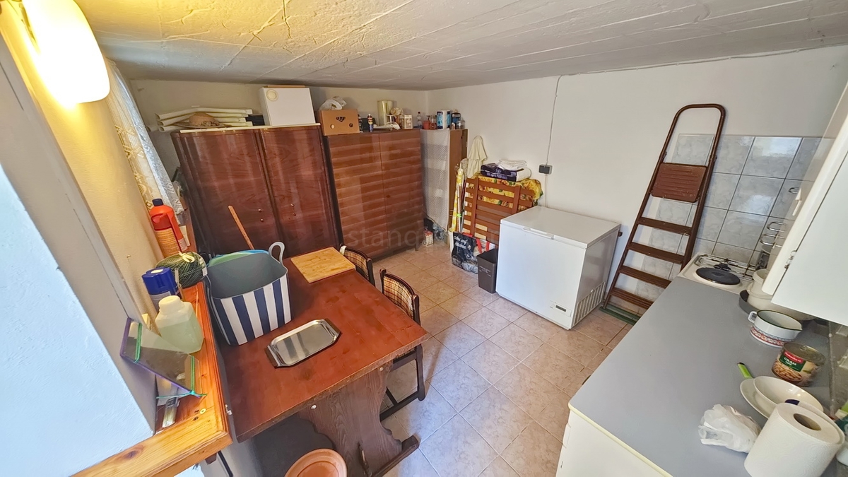 Baška, casa bifamiliare con 4 appartamenti vicino al mare!