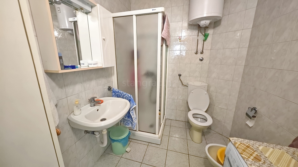 Baška, casa bifamiliare con 4 appartamenti vicino al mare!