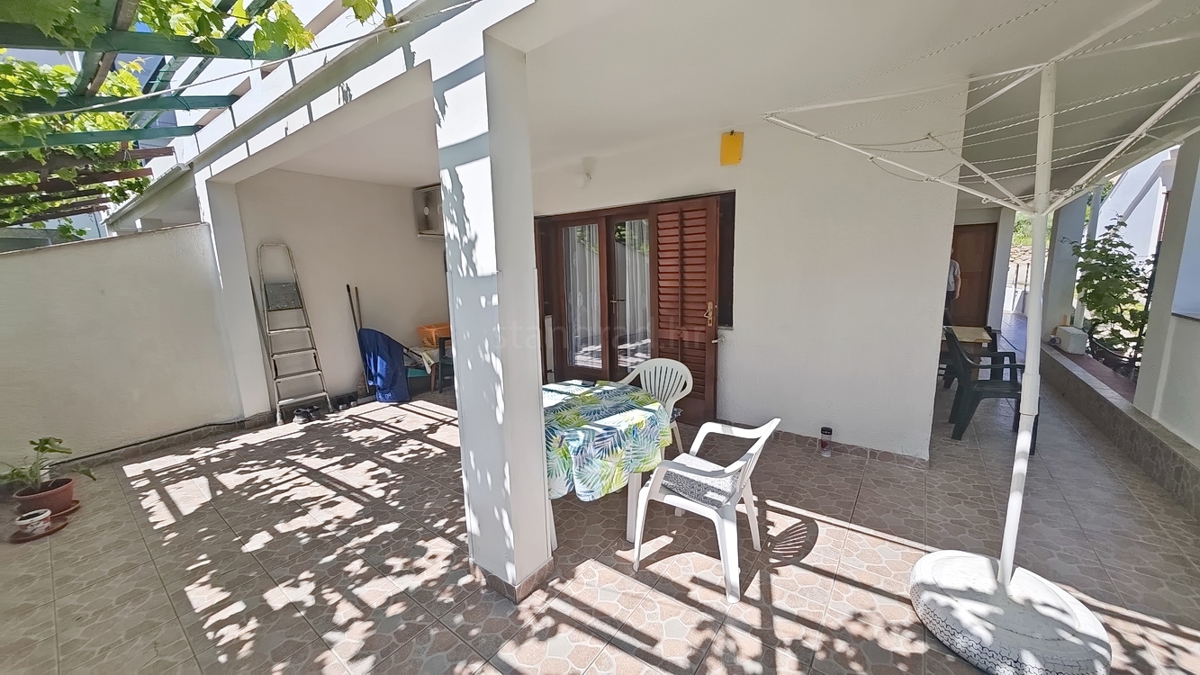 Baška, casa bifamiliare con 4 appartamenti vicino al mare!