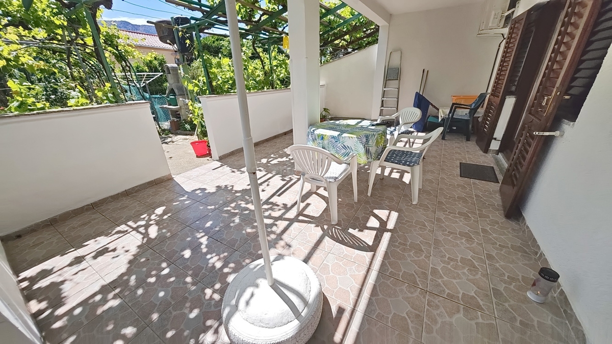 Baška, casa bifamiliare con 4 appartamenti vicino al mare!