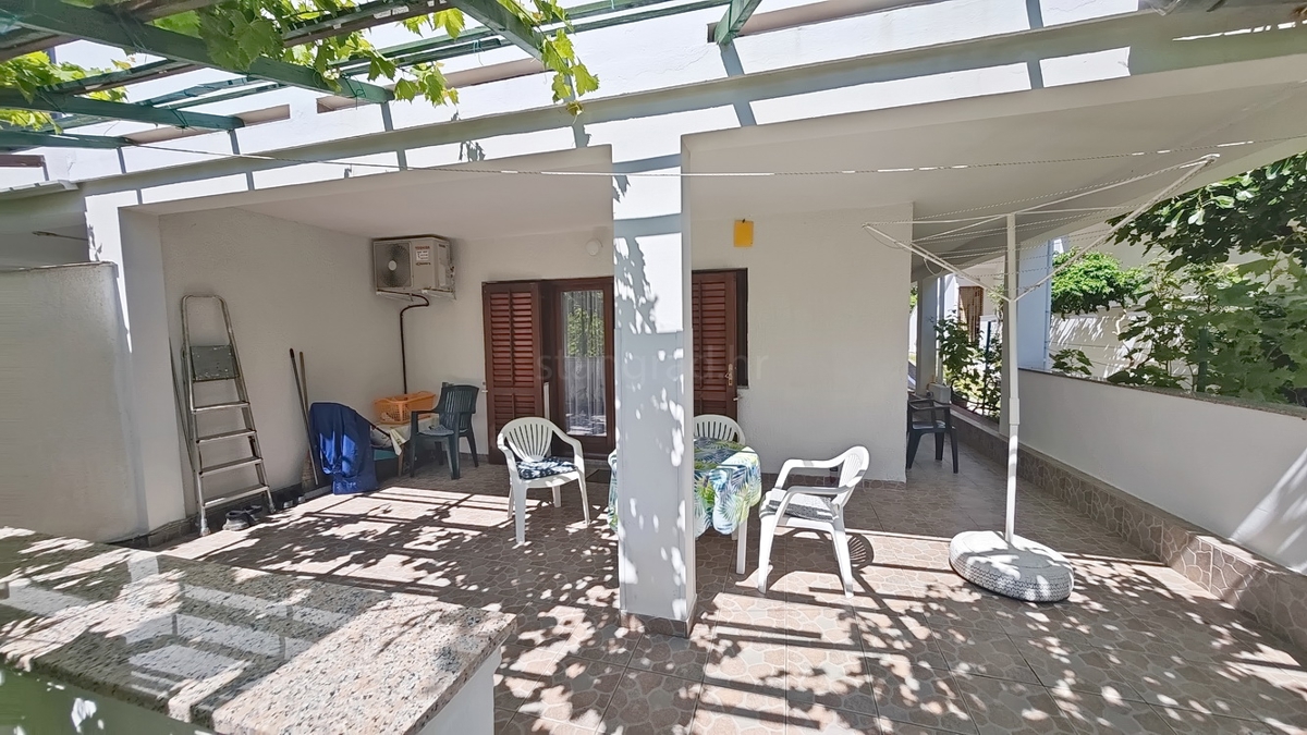 Baška, casa bifamiliare con 4 appartamenti vicino al mare!