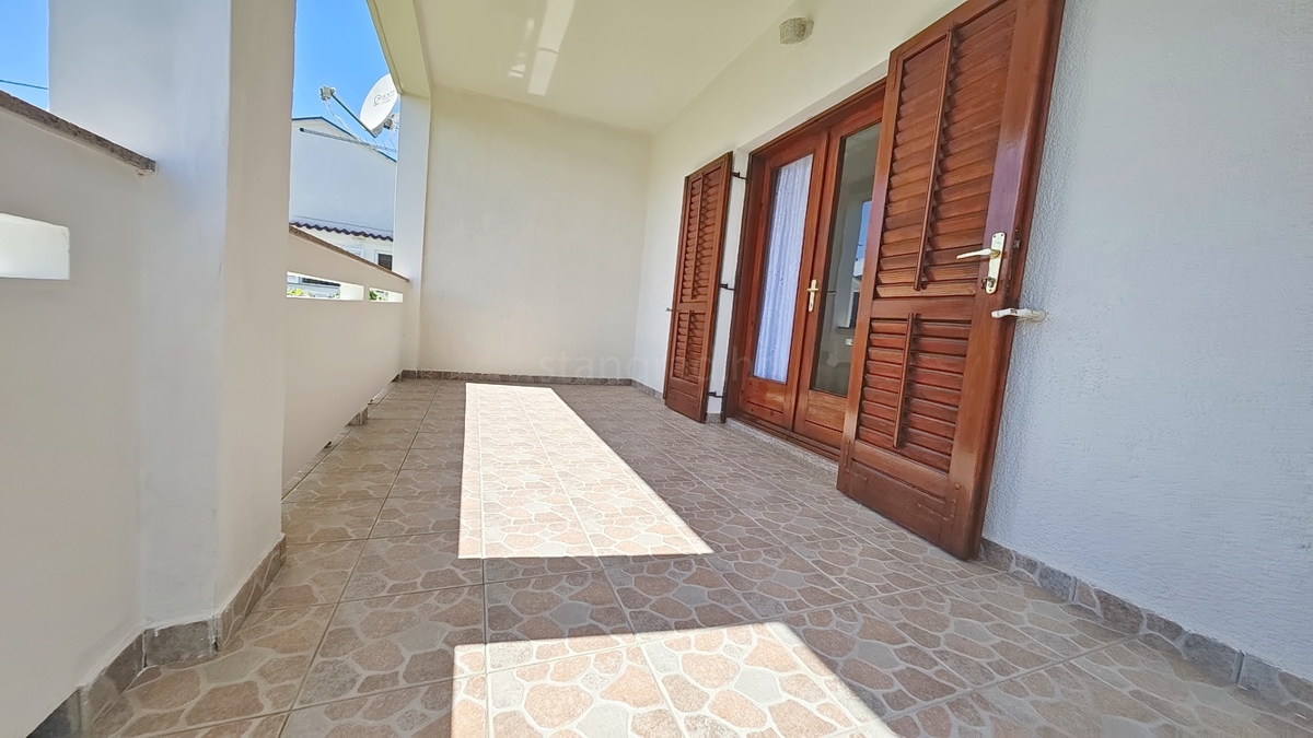 Baška, casa bifamiliare con 4 appartamenti vicino al mare!