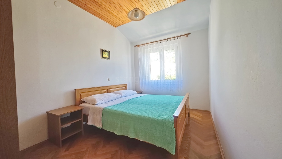 Baška, casa bifamiliare con 4 appartamenti vicino al mare!