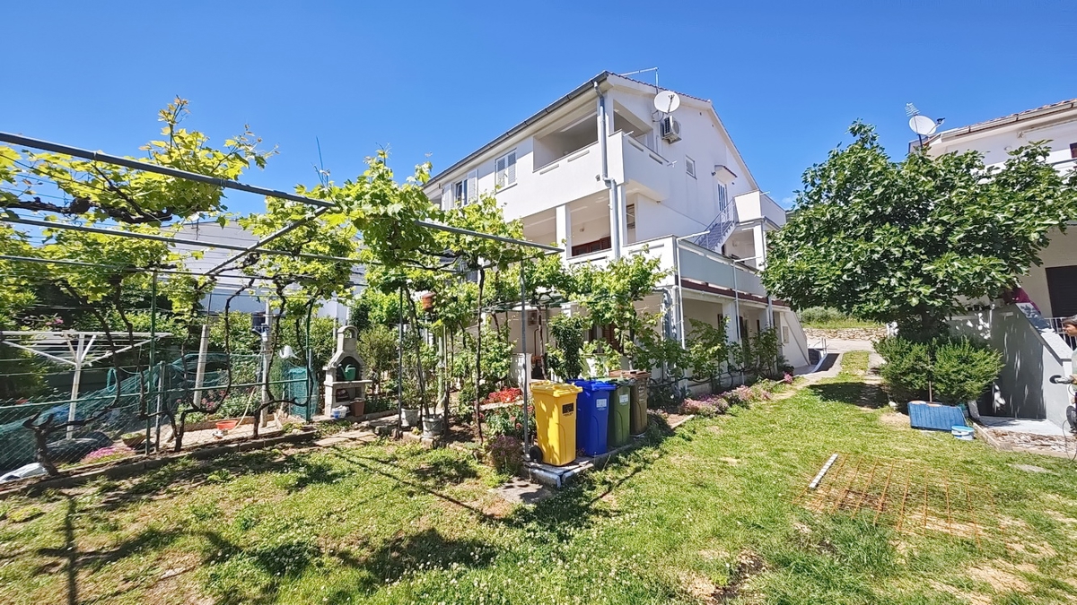 Baška, casa bifamiliare con 4 appartamenti vicino al mare!
