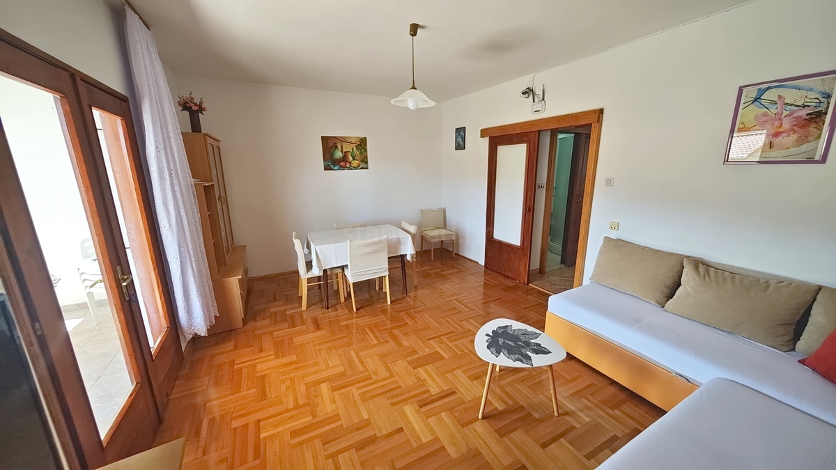 Baška, casa bifamiliare con 4 appartamenti vicino al mare!