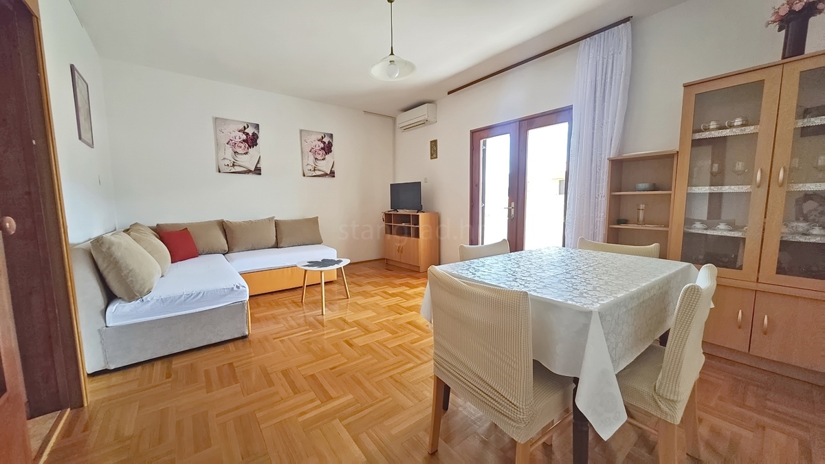 Baška, casa bifamiliare con 4 appartamenti vicino al mare!