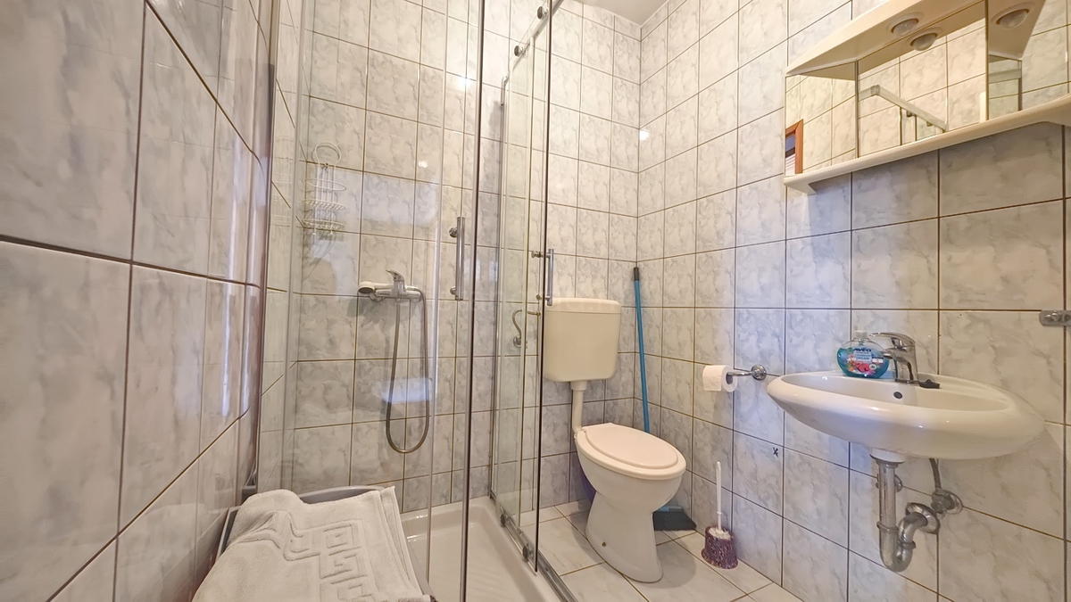 Baška, casa bifamiliare con 4 appartamenti vicino al mare!