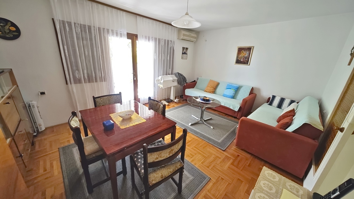 Baška, casa bifamiliare con 4 appartamenti vicino al mare!