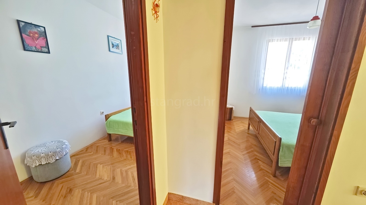 Baška, casa bifamiliare con 4 appartamenti vicino al mare!