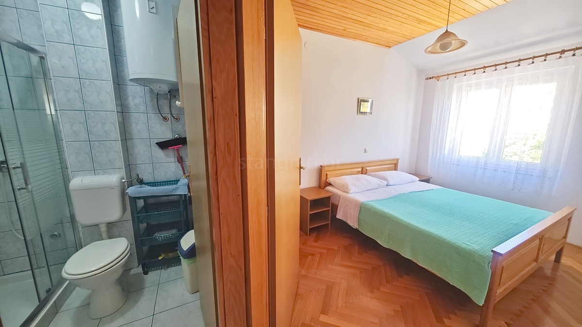 Baška, casa bifamiliare con 4 appartamenti vicino al mare!