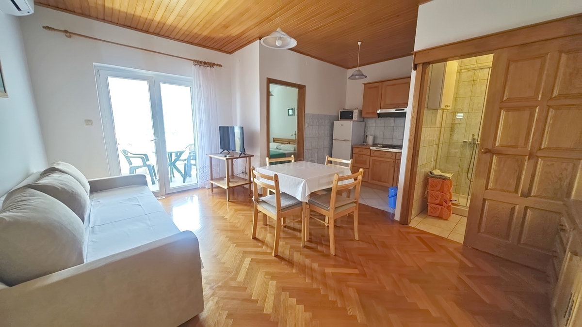 Baška, casa bifamiliare con 4 appartamenti vicino al mare!