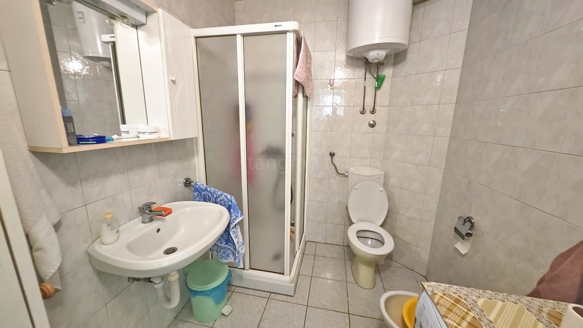 Baška, casa bifamiliare con 4 appartamenti vicino al mare!