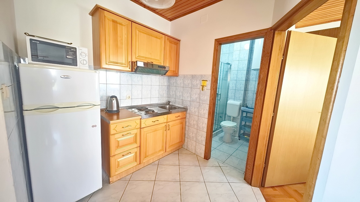 Baška, casa bifamiliare con 4 appartamenti vicino al mare!