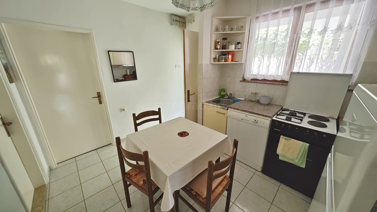 Baška, casa bifamiliare con 4 appartamenti vicino al mare!