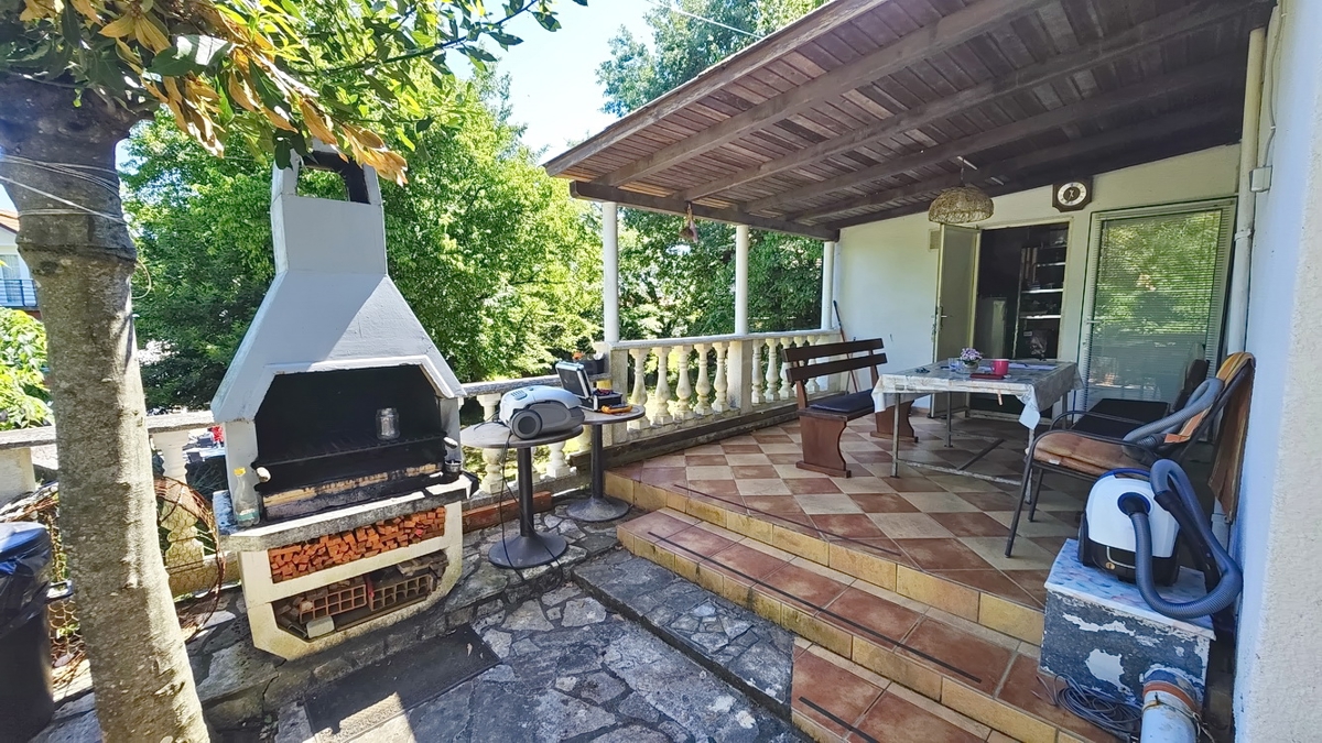 Zona di Vrbnik, casa bifamiliare con giardino in ottima posizione!