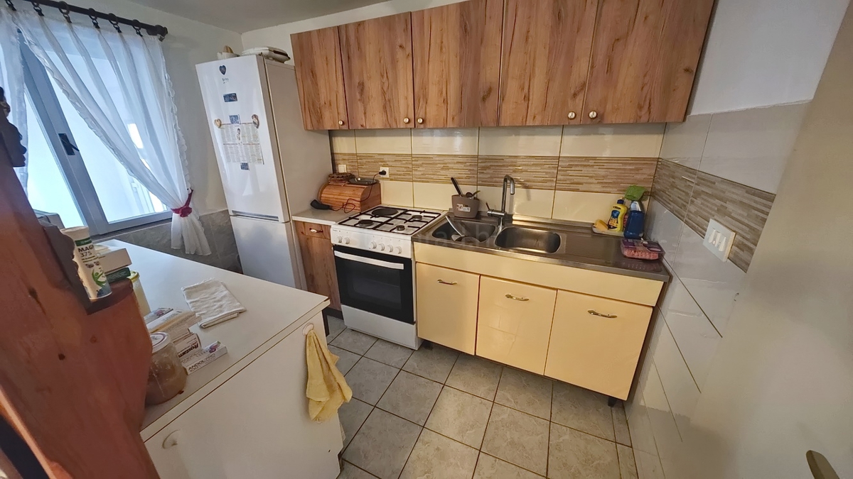 Zona di Vrbnik, casa bifamiliare con giardino in ottima posizione!