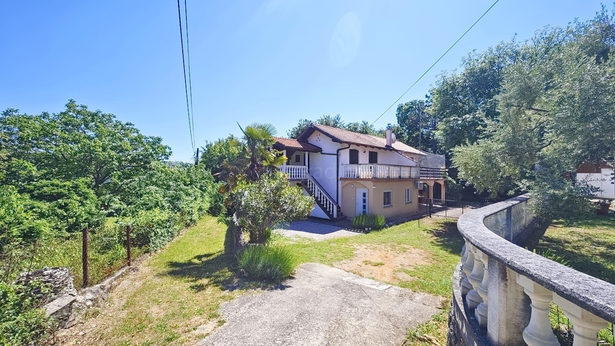 Zona di Vrbnik, casa bifamiliare con giardino in ottima posizione!