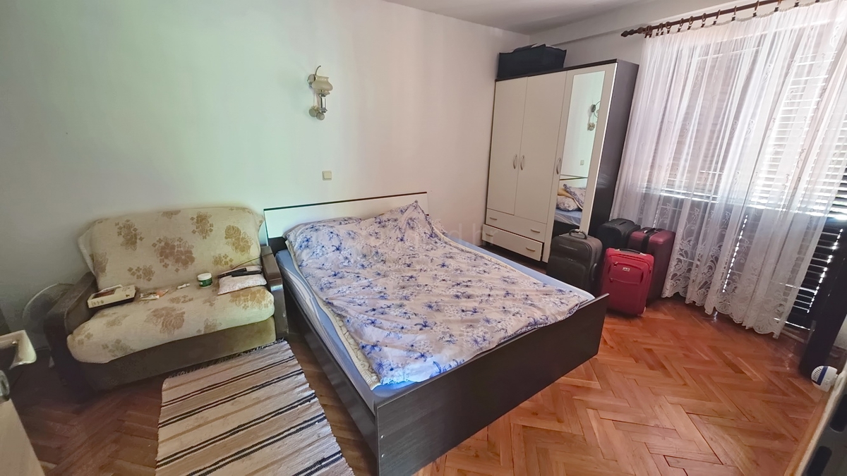 Zona di Vrbnik, casa bifamiliare con giardino in ottima posizione!