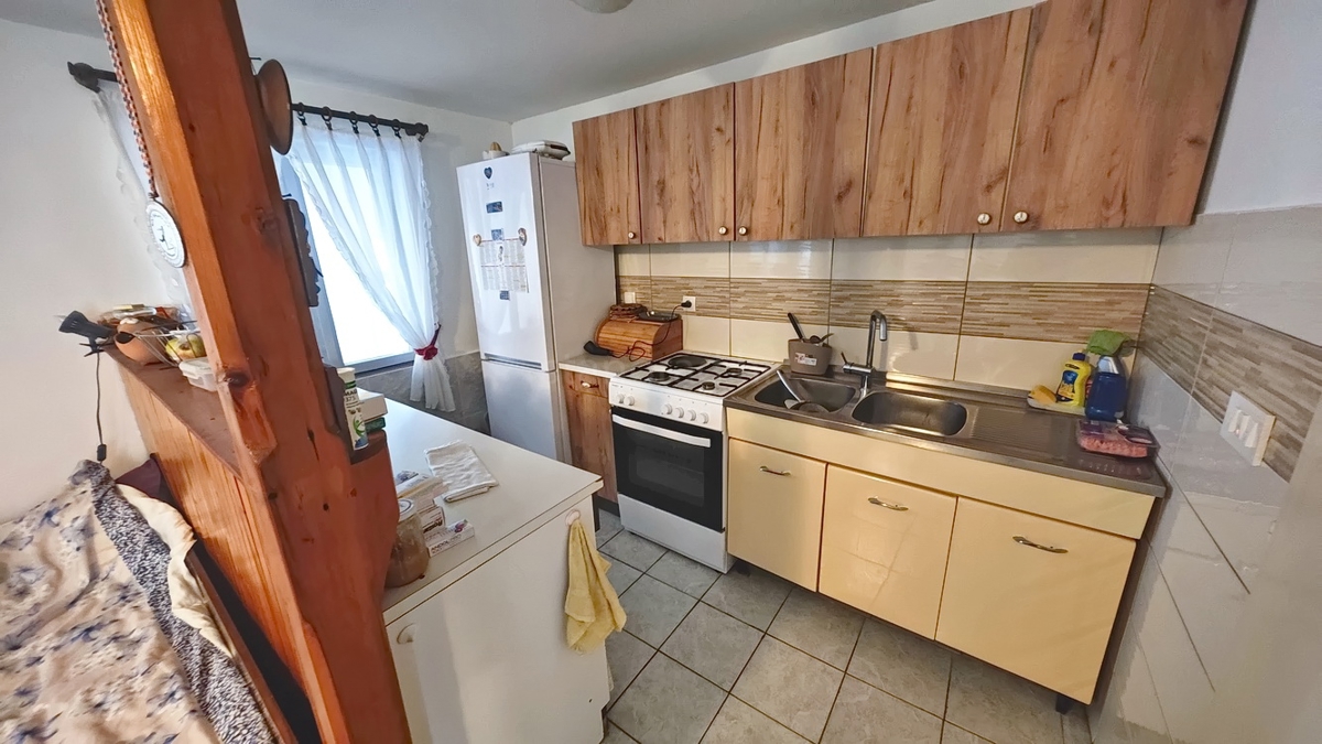 Zona di Vrbnik, casa bifamiliare con giardino in ottima posizione!