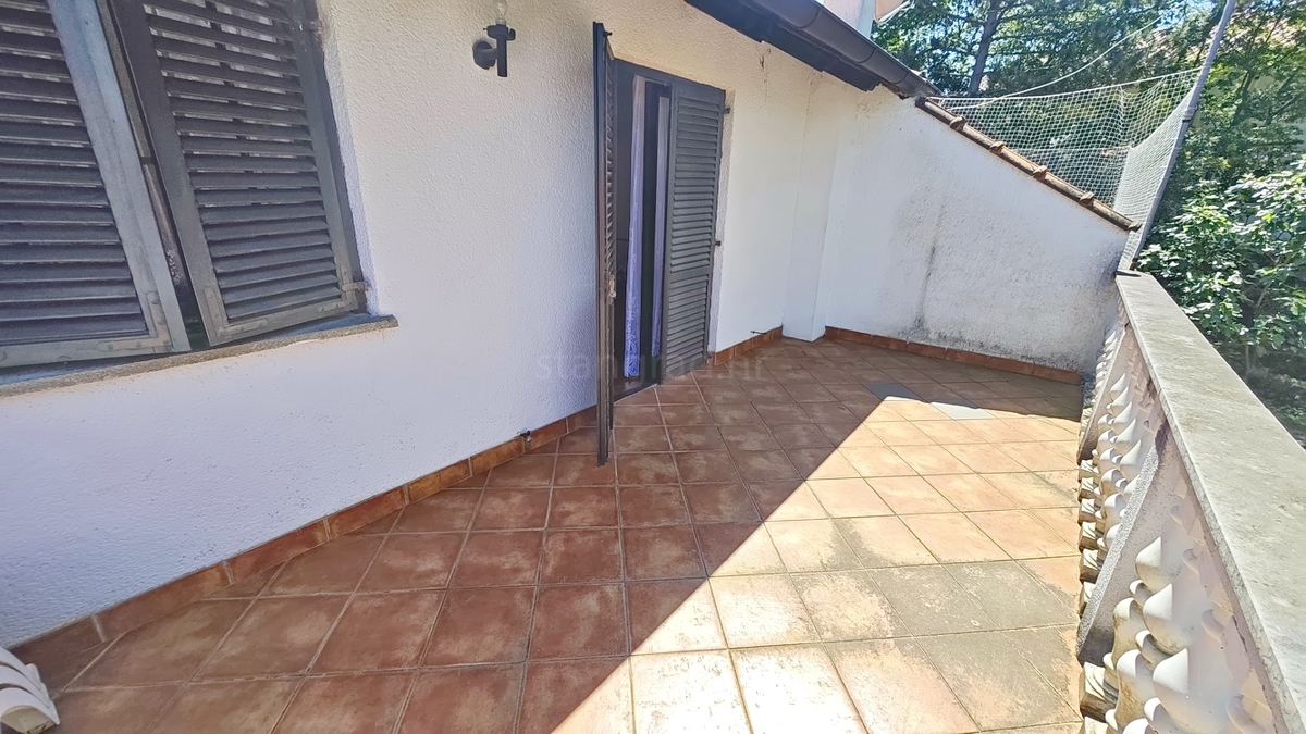 Zona di Vrbnik, casa bifamiliare con giardino in ottima posizione!