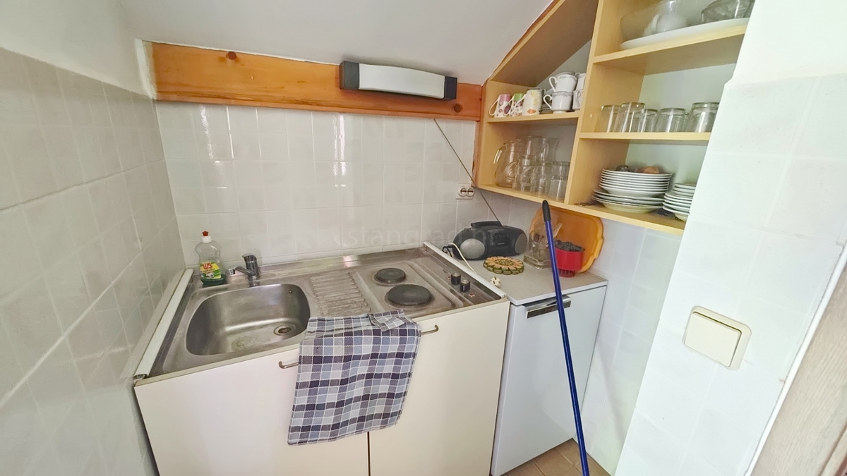 Zona di Vrbnik, casa bifamiliare con giardino in ottima posizione!