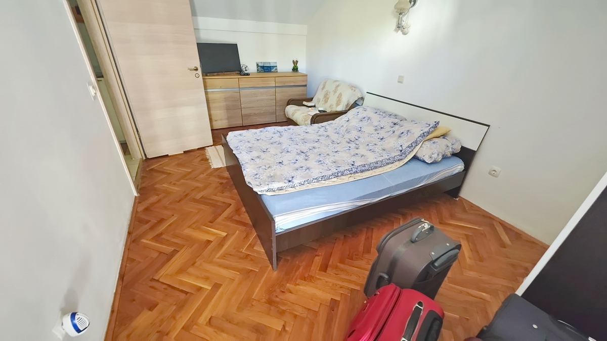 Zona di Vrbnik, casa bifamiliare con giardino in ottima posizione!