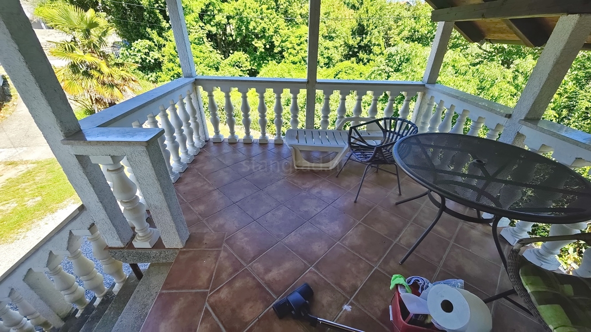 Zona di Vrbnik, casa bifamiliare con giardino in ottima posizione!